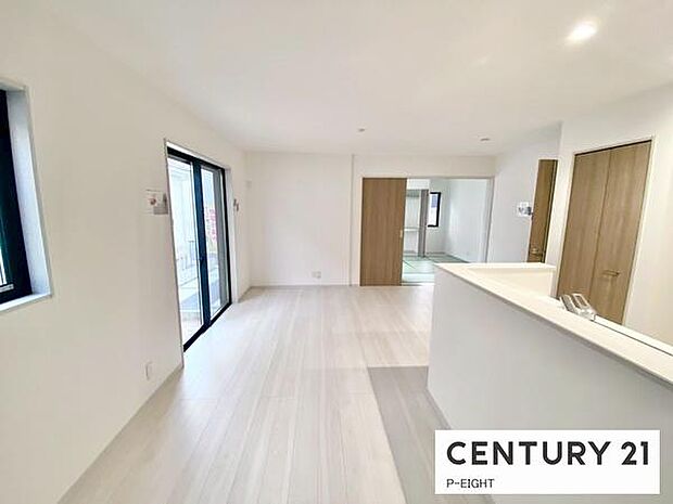 大きな窓のある明るいリビングです!