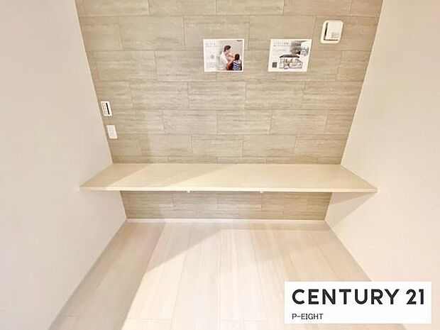 リビングにはカウンターがあり、お子様の学習や在宅ワークに最適！