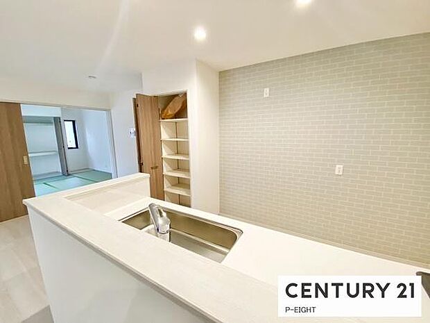 キッチンには冷蔵庫などを置けるスペースや食器などをしまえる棚がついてます!