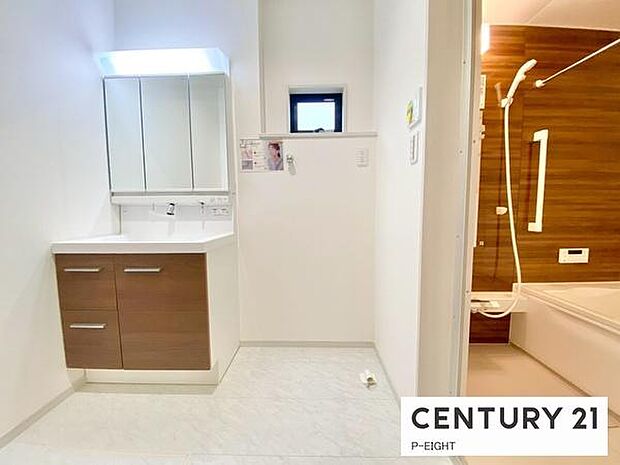 明るい洗面台で身支度ができます！洗濯機を置くスペースもあります！