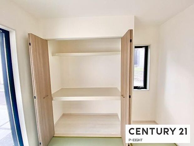 畳敷きの洋室には収納に便利な押入れあり！