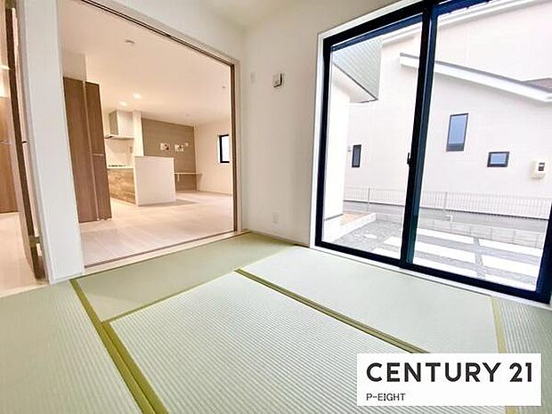 畳を敷いている明るい洋室です！