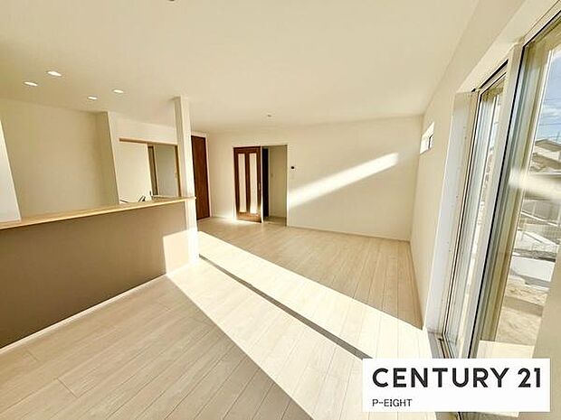 大きな窓から日光が差し込む明るいリビングです!