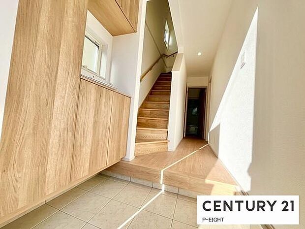 白を基調とした明るい玄関です！