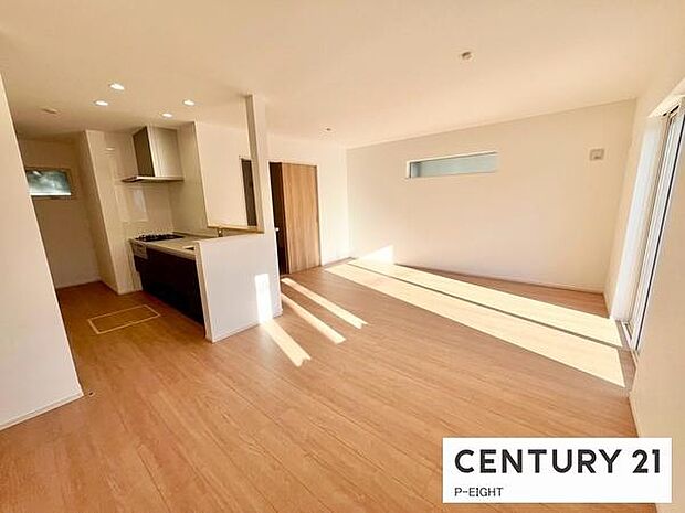 大きな窓から日光が差し込む明るいリビングです！