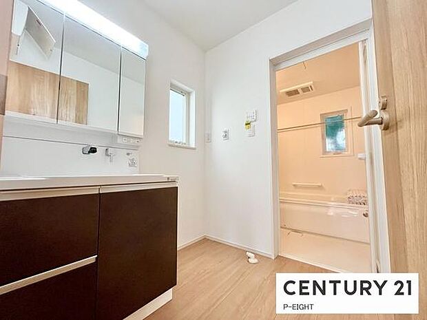 明るい洗面台で身支度ができます！洗濯機を置くスペースもあります！