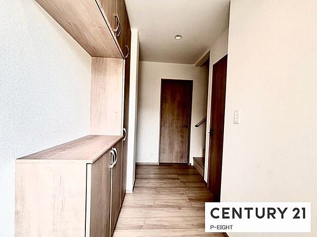 玄関先に収納が多く、家族の靴もきれいにまとまります。