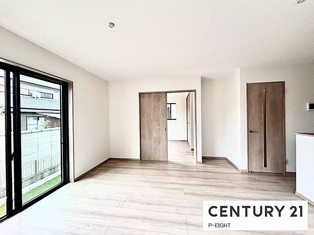 大きな窓から日光が差し込む明るいリビングです！