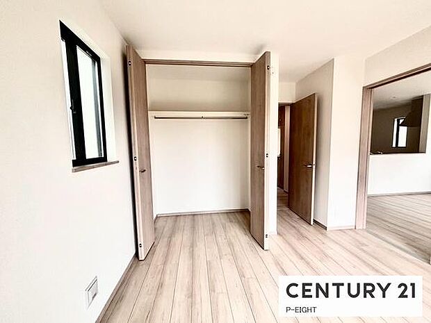 棚とパイプ付きのクローゼットで収納に便利です！