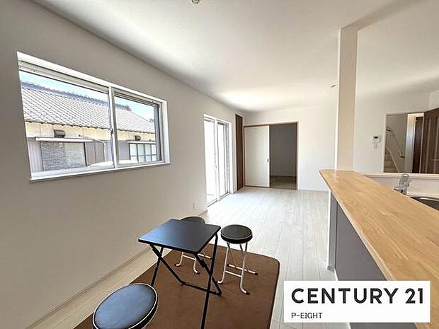 大きな窓のある明るいリビングです!