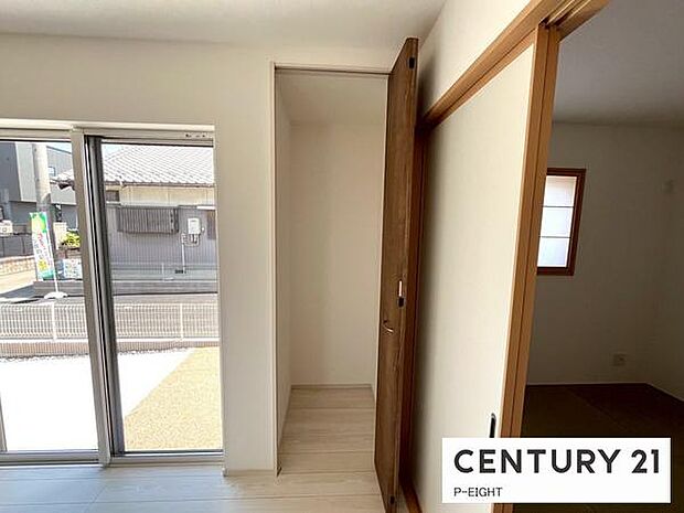 リビングに便利な収納スペースあり!