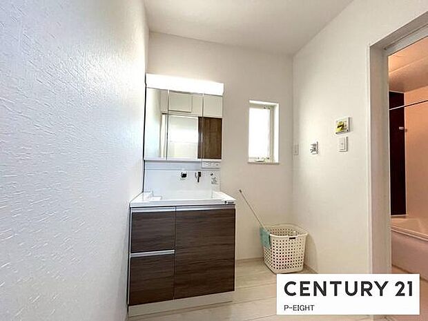 明るい洗面台で身支度ができます!