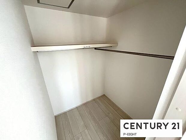 ウォークインクローゼットでお部屋もスッキリ!