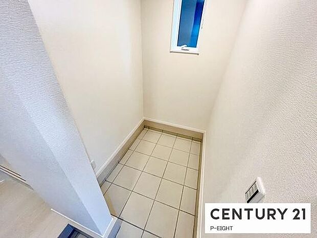 ベビーカーやゴルフクラブなども置ける便利な収納スペースがあります!