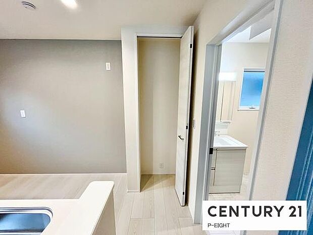 キッチン横には収納に便利なパントリーあり!