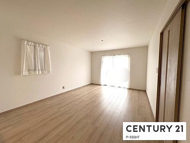 大きな窓のある明るいリビングです!