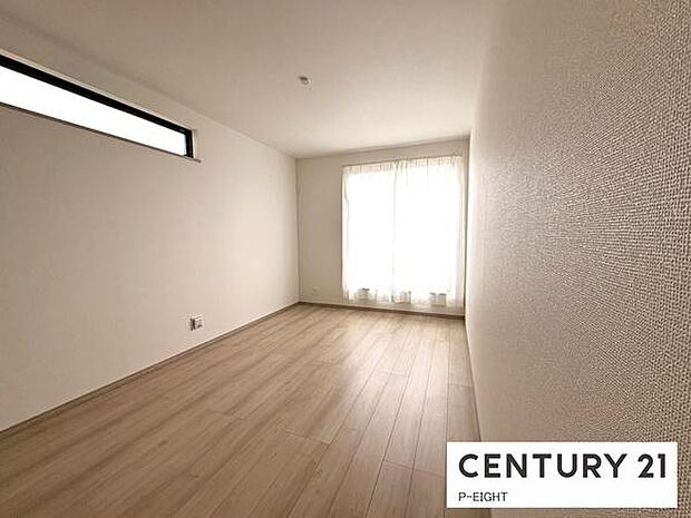 バルコニーに面している広々とした部屋です!