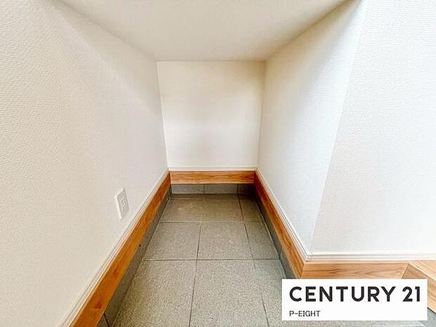 ベビーカーやゴルフクラブなども置ける便利な収納スペースがあります!