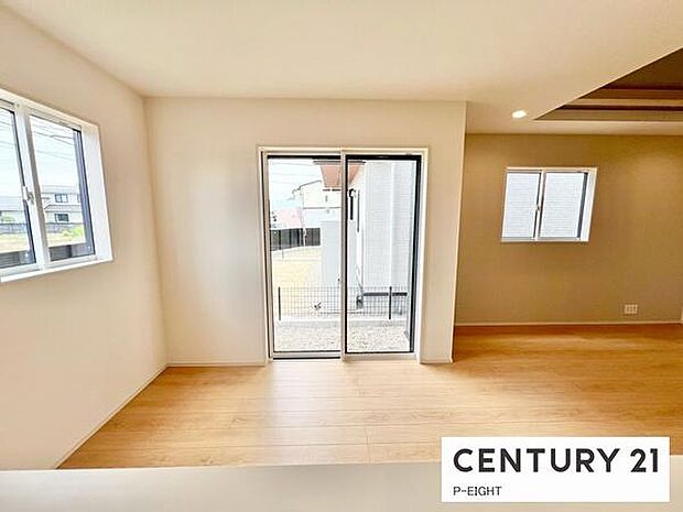 大きな窓から日光が差し込む明るいリビングです!