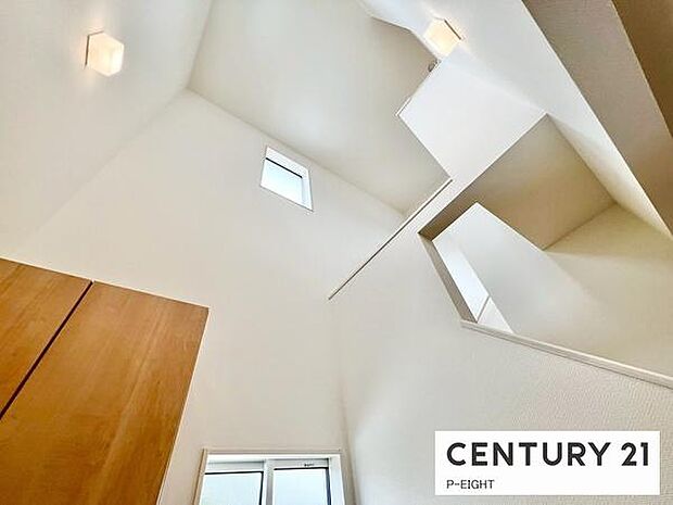 大きな窓や吹き抜けがあるリビングです!