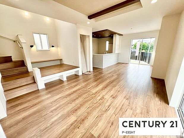 大きな窓から日光が差し込む明るいリビングです!