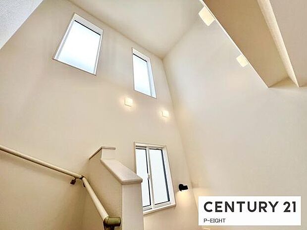 大きな窓や吹き抜けがあるリビングです!