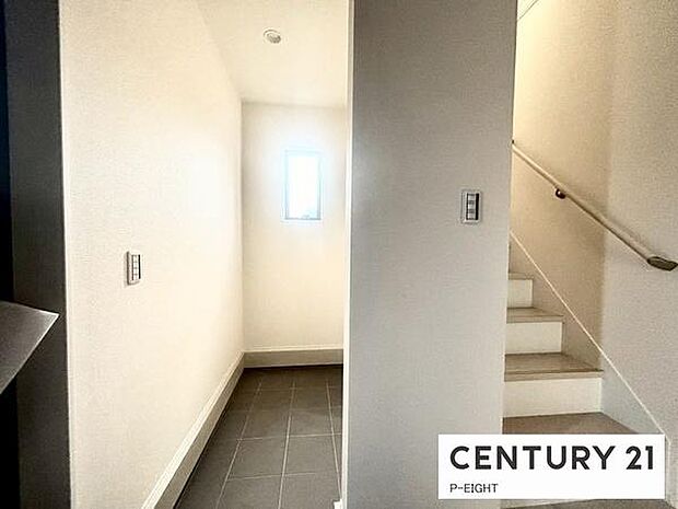 ベビーカーやゴルフクラブなども置ける便利な収納スペースがあります！