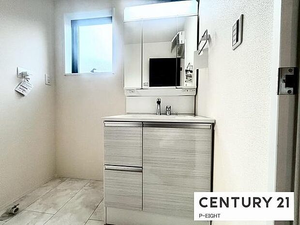 明るい洗面台で身支度ができます！洗濯機を置くスペースもあります！