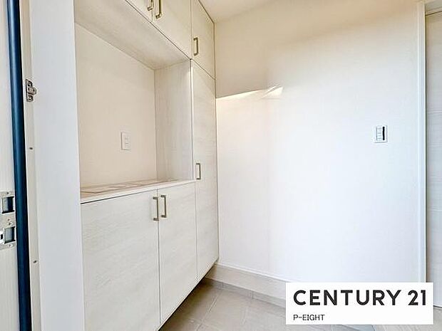 白を基調とした明るい玄関です！