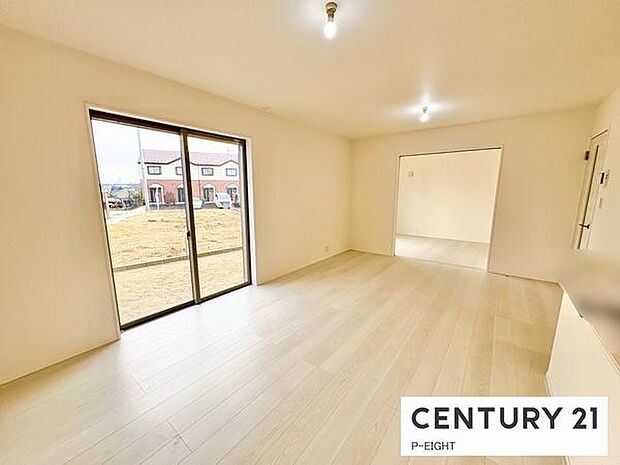 大きな窓から日光が差し込む明るいリビングです！