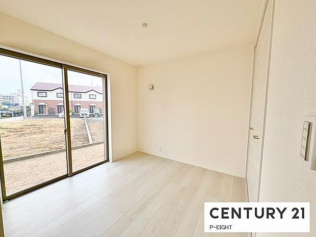 リビング横に便利な洋室！