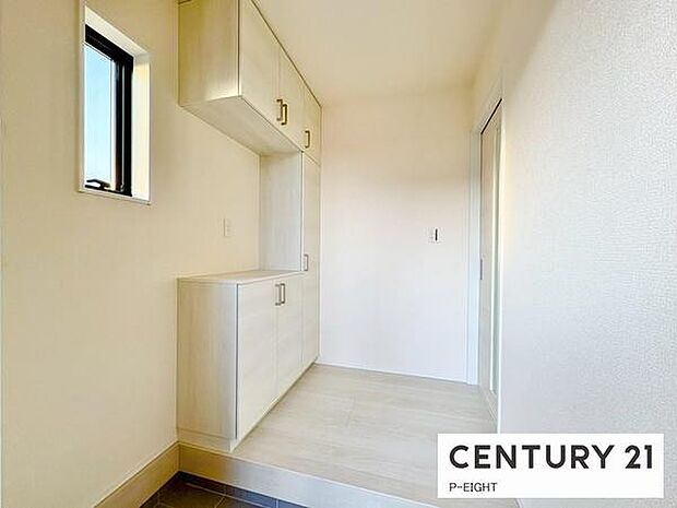 白を基調とした明るい玄関です！