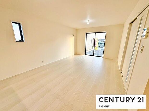 大きな窓から日光が差し込む明るいリビングです！