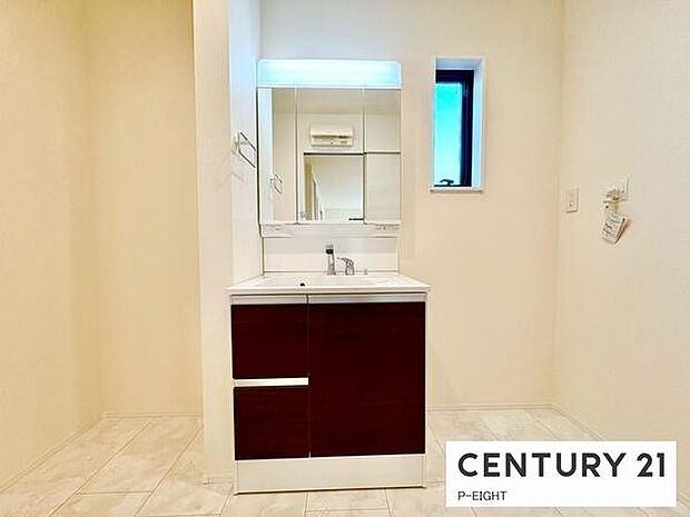 明るい洗面台で身支度ができます！洗濯機を置くスペースもあります！