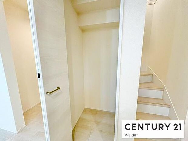 リビング横に収納スペースあり！