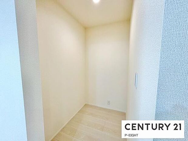 リビング横に収納スペースあり！