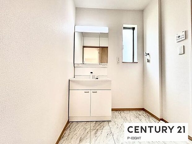 明るい洗面台で身支度ができます！洗濯機を置くスペースもあります！