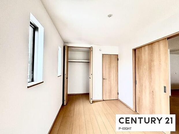 棚とパイプ付きのクローゼットで収納に便利です！