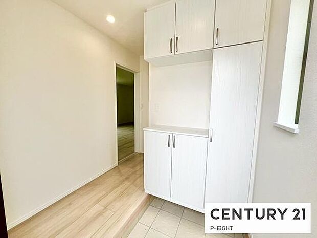 白を基調とした明るい玄関です！