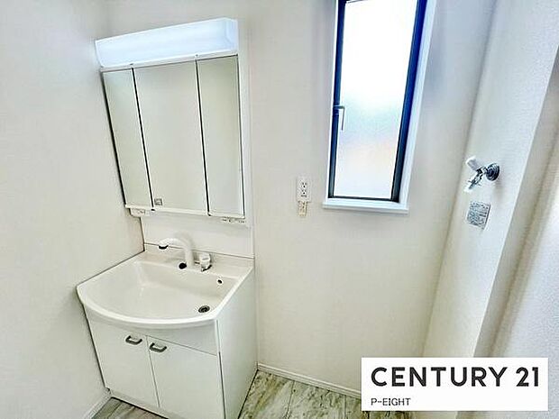 明るい洗面台で身支度ができます！