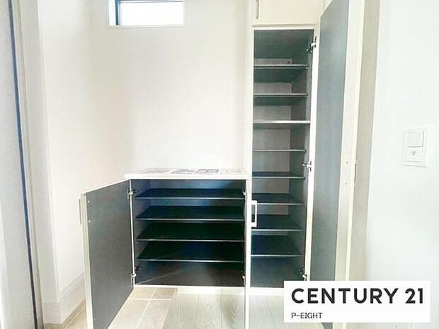 玄関先に収納が多く、家族の靴もきれいにまとまります。