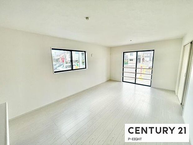 大きな窓から日光が差し込む明るいリビングです！