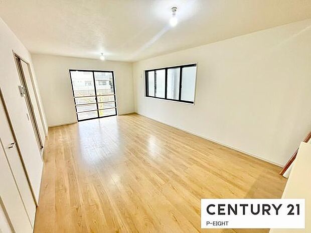 大きな窓から日光が差し込む明るいリビングです！