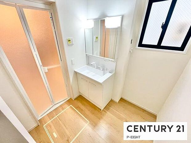 明るい洗面台で身支度ができます！洗濯機を置くスペースもあります！