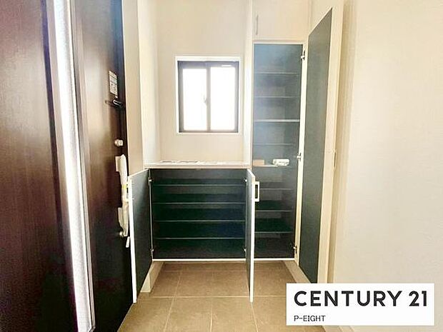 玄関先に収納が多く、家族の靴もきれいにまとまります。