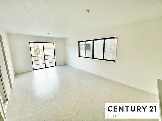 大きな窓から日光が差し込む明るいリビングです！