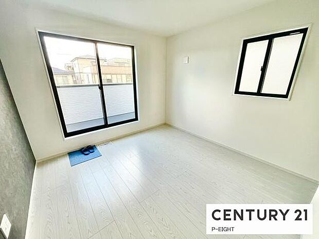 バルコニーに面しており明るい洋室です！