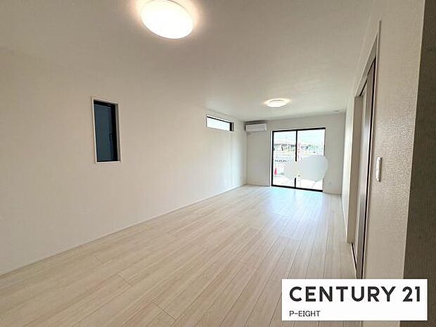 大きな窓のある広々とした明るいリビングです！