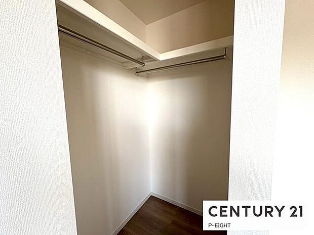 ウォークインクローゼットでお部屋もスッキリ！