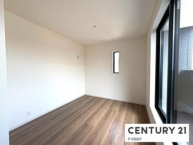 バルコニーに面している広々とした部屋です！